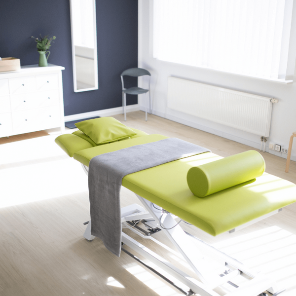 Ein heller Physiotherapieraum in Harbke mit einem modernen, grün gepolsterten Behandlungstisch und minimalistischer Einrichtung.